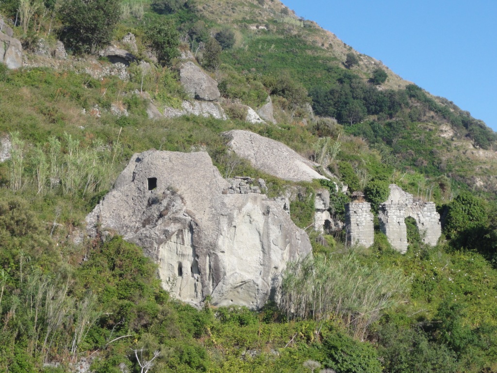 Forio d'Ischia. Blick auf Felsformationen