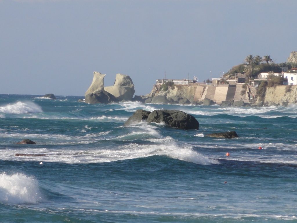 Forio d'Ischia. Blick auf Küstenabschnitt mit der Felsen der Verliebten